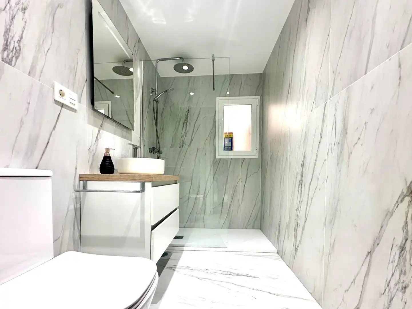 Bathroom of Ground floor for sale in Marbella  with Air Conditioner, Heating and Parquet flooring