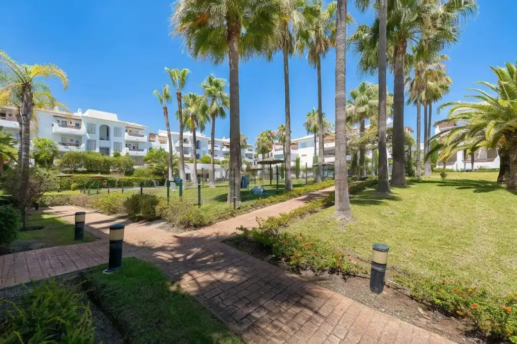 Vista exterior de Apartamento de alquiler en Estepona con Aire acondicionado, Terraza y Piscina