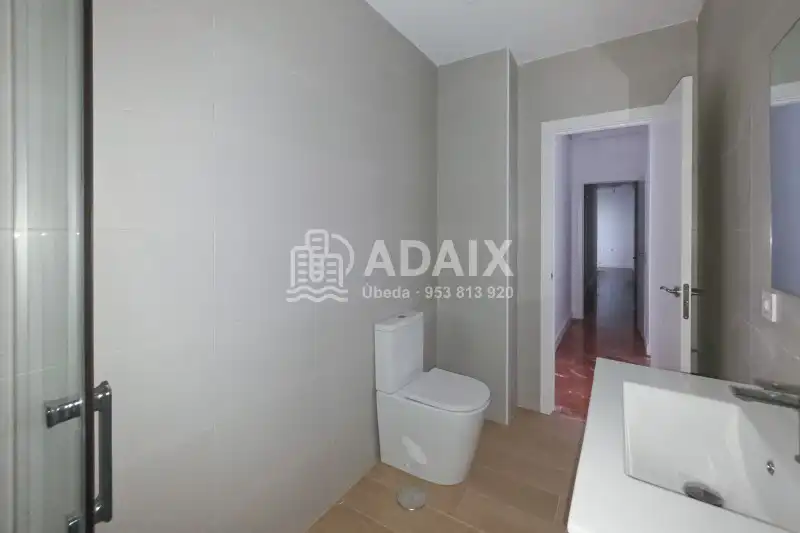 Badezimmer von Wohnung zum Verkauf in Úbeda mit Balkon