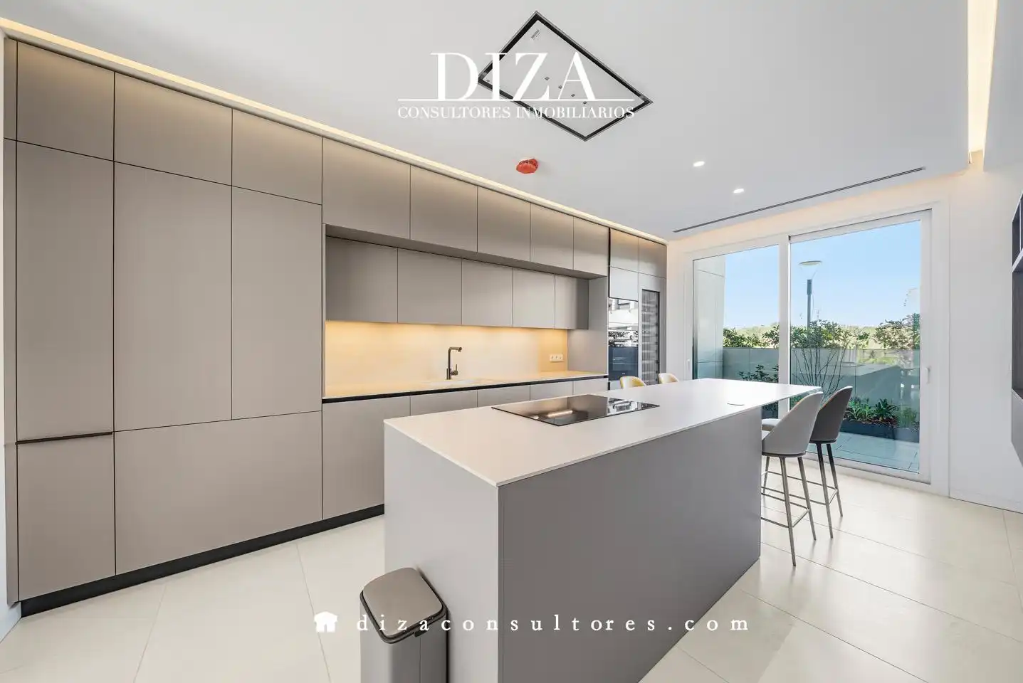 Kitchen of Duplexes for sale in Pozuelo de Alarcón  with Air Conditioner, Heating and Private garden