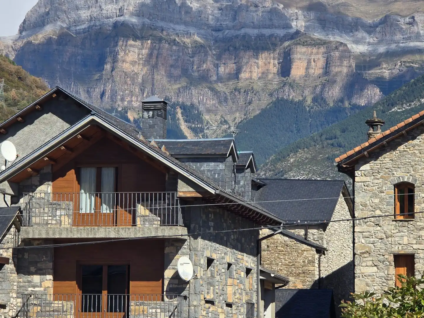 Vista exterior de Pis en venda en Broto, Huesca