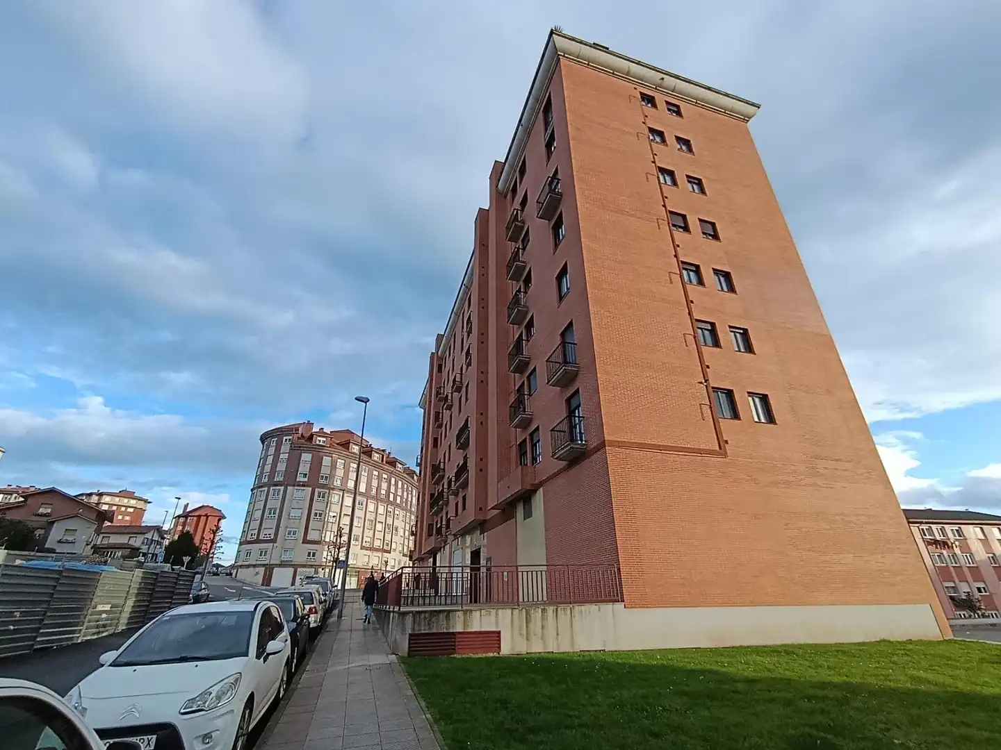 Vista exterior de Apartament en venda en Avilés amb Calefacció, Traster i Balcó