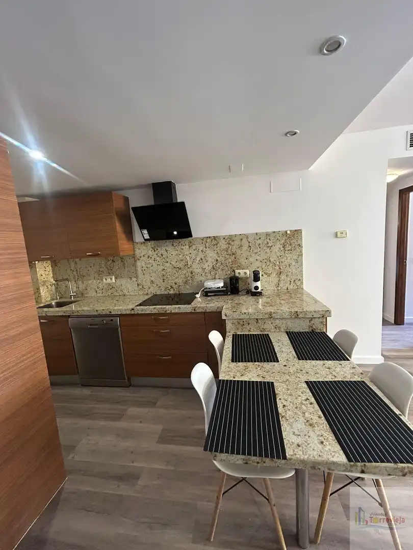 Cuina de Apartament de lloguer en Torrevieja amb Aire condicionat, Calefacció i Terrassa
