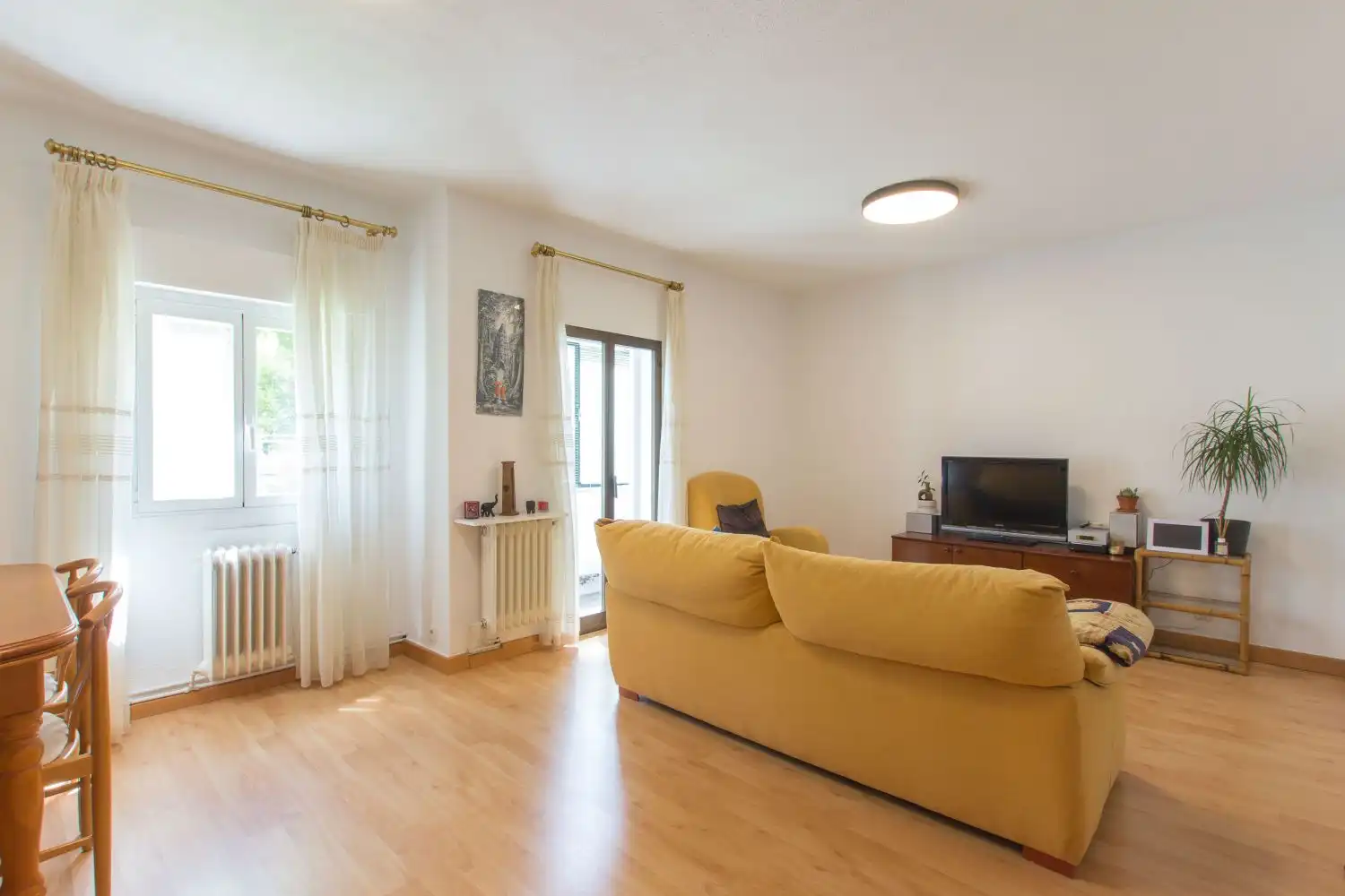 Sala d'estar de Pis en venda en  Pamplona / Iruña amb Calefacció, Moblat i Balcó