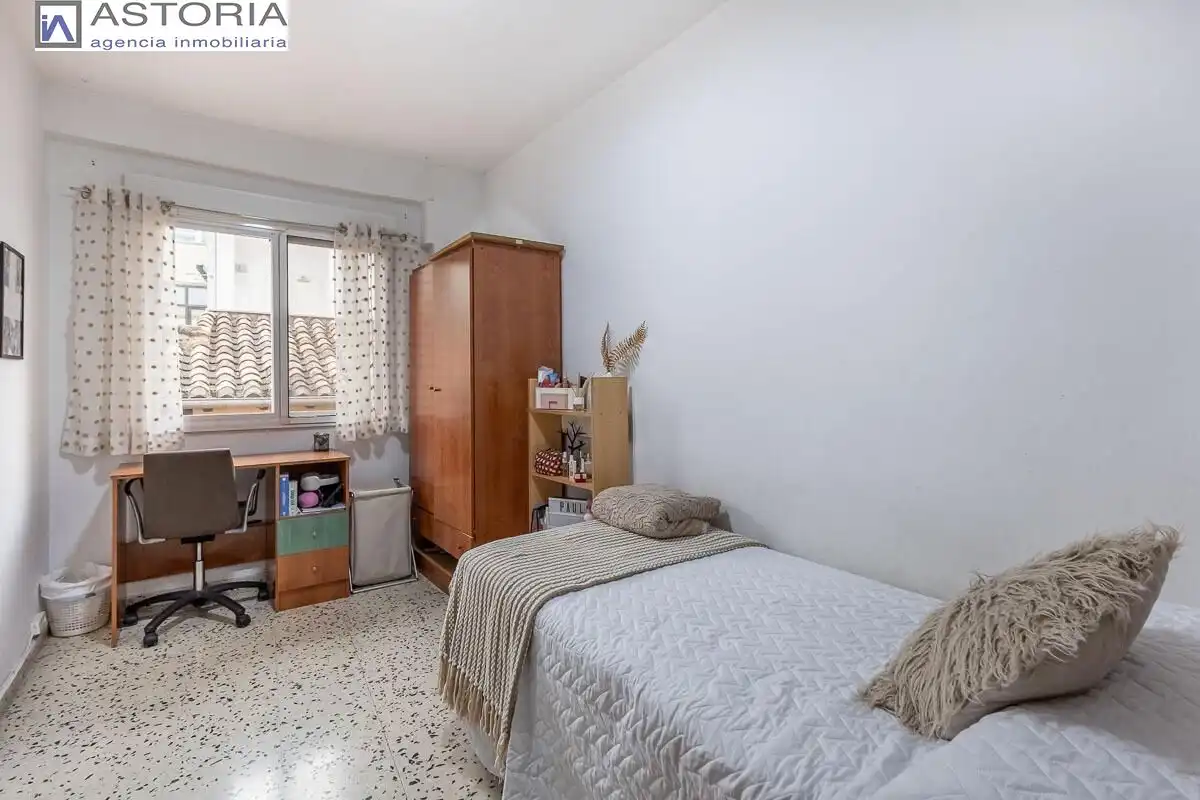 Schlafzimmer von Wohnung zum Verkauf in Granada mit Möbliert und Balkon