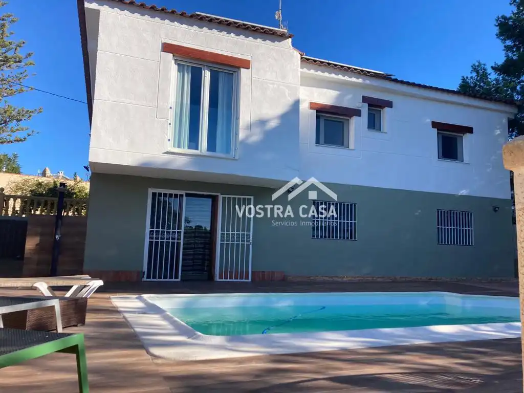 Vista exterior de Casa o xalet de lloguer en Torrent amb Jardí privat i Piscina