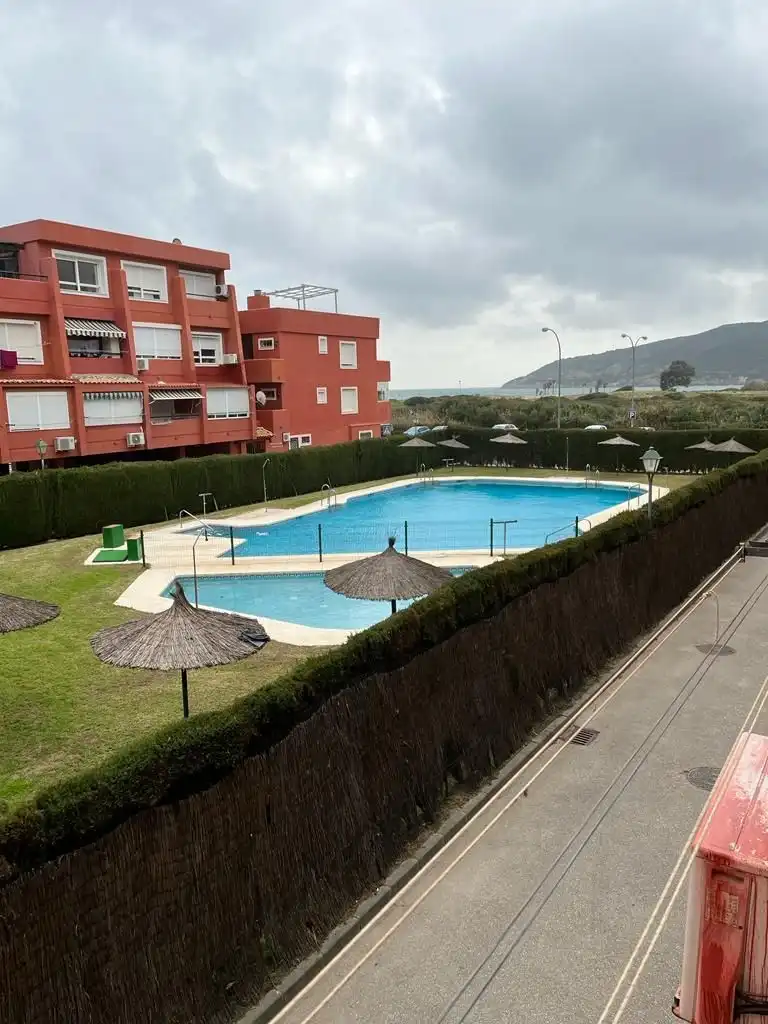 Piscina de Apartamento de alquiler en Algeciras con Aire acondicionado, Jardín privado y Amueblado