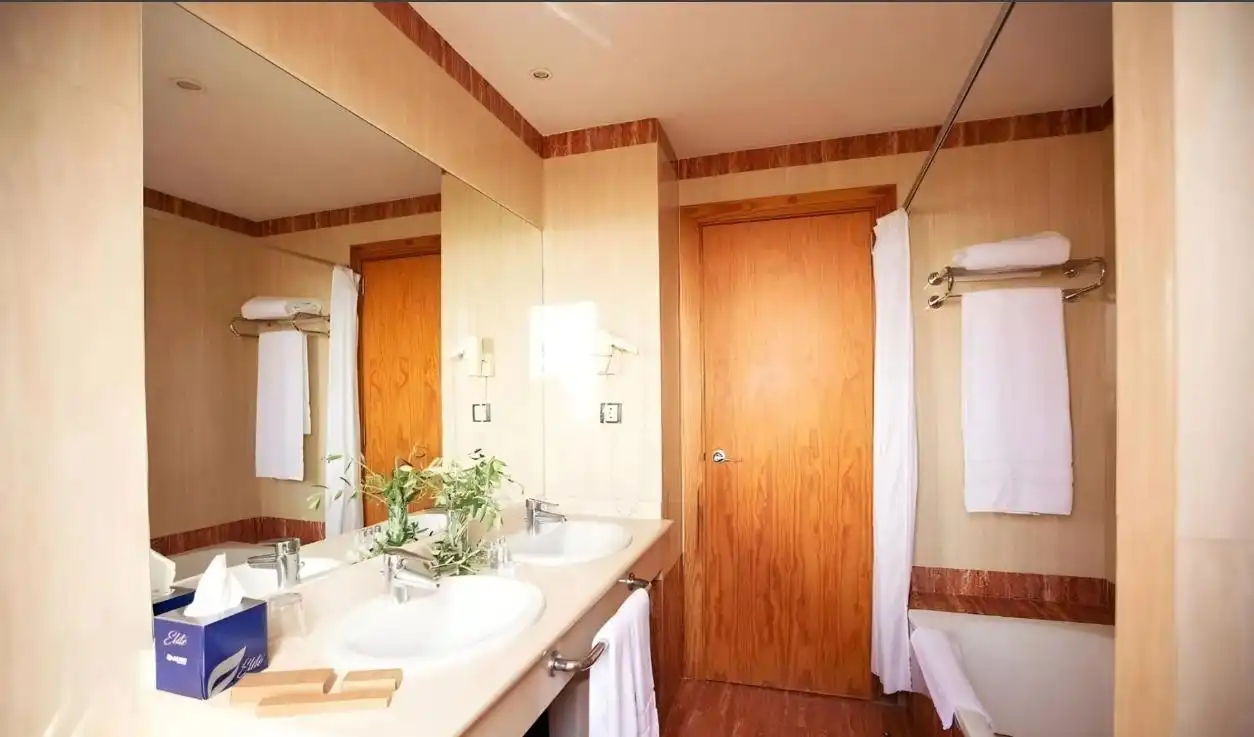 Bany de Apartament en venda en Estepona amb Aire condicionat, Jardí privat i Terrassa