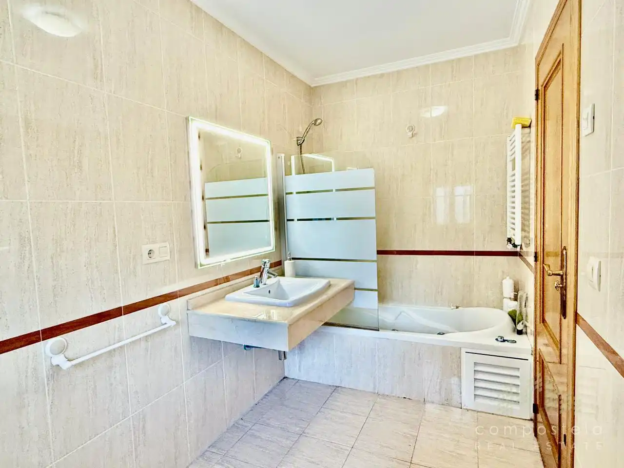 Badezimmer von Wohnung zur Miete in Vilagarcía de Arousa mit Heizung, Parkett und Terrasse
