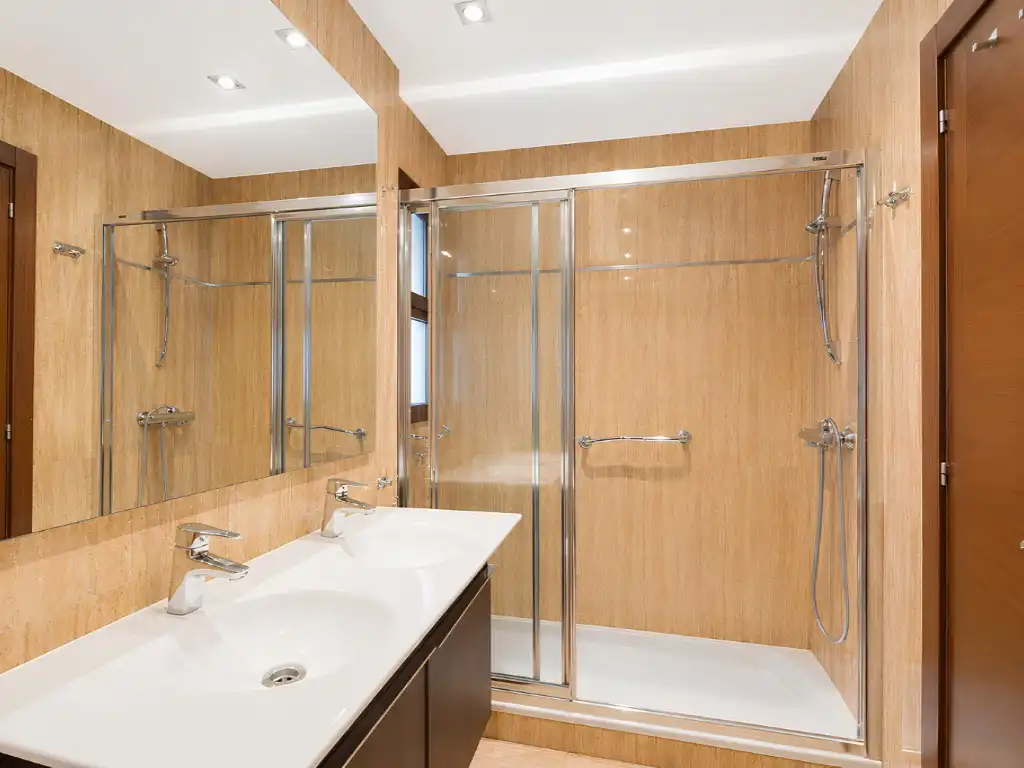 Bathroom of Flat for sale in Fuengirola  with Air Conditioner, Private garden and Terrace