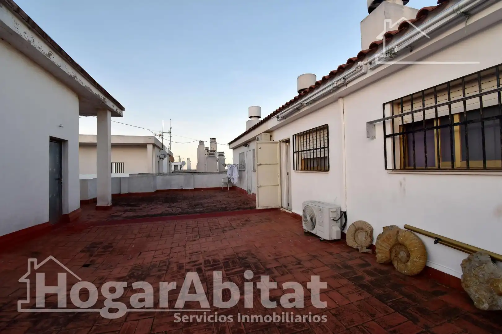 Außenansicht von Wohnung zum Verkauf in Gandia mit Klimaanlage und Balkon