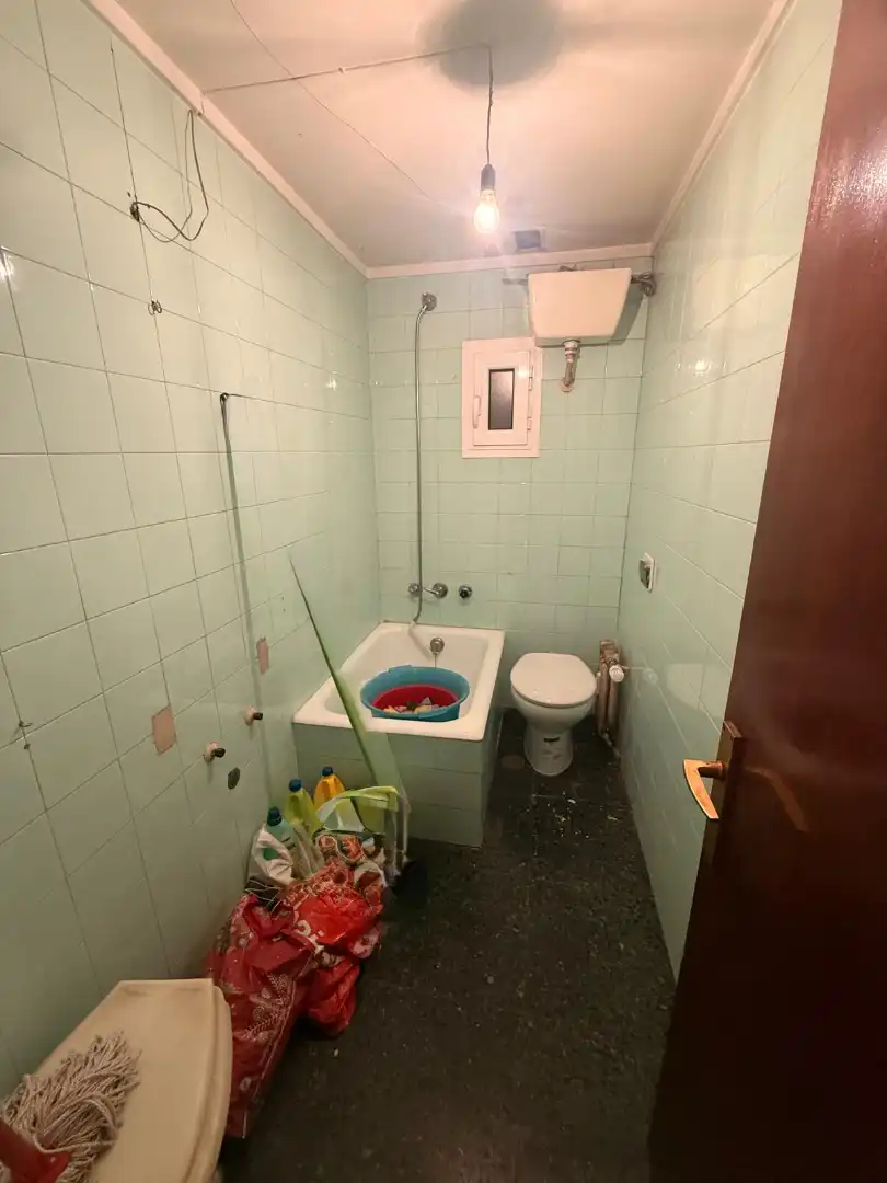 Bany de Pis en venda en Oviedo  amb Calefacció