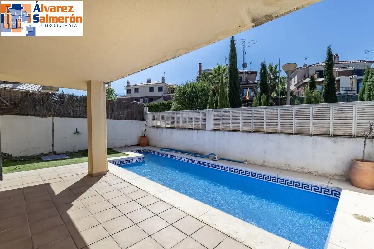 Piscina de Casa o chalet en venta en Albolote con Aire acondicionado, Calefacción y Jardín privado