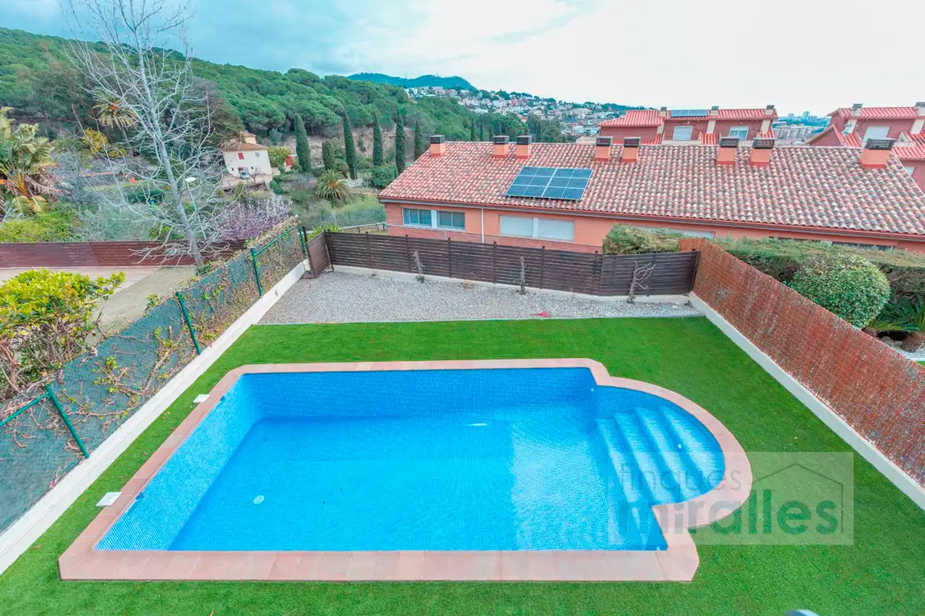 Piscina de Casa adosada en venda en Vilassar de Dalt amb Aire condicionat, Calefacció i Jardí privat