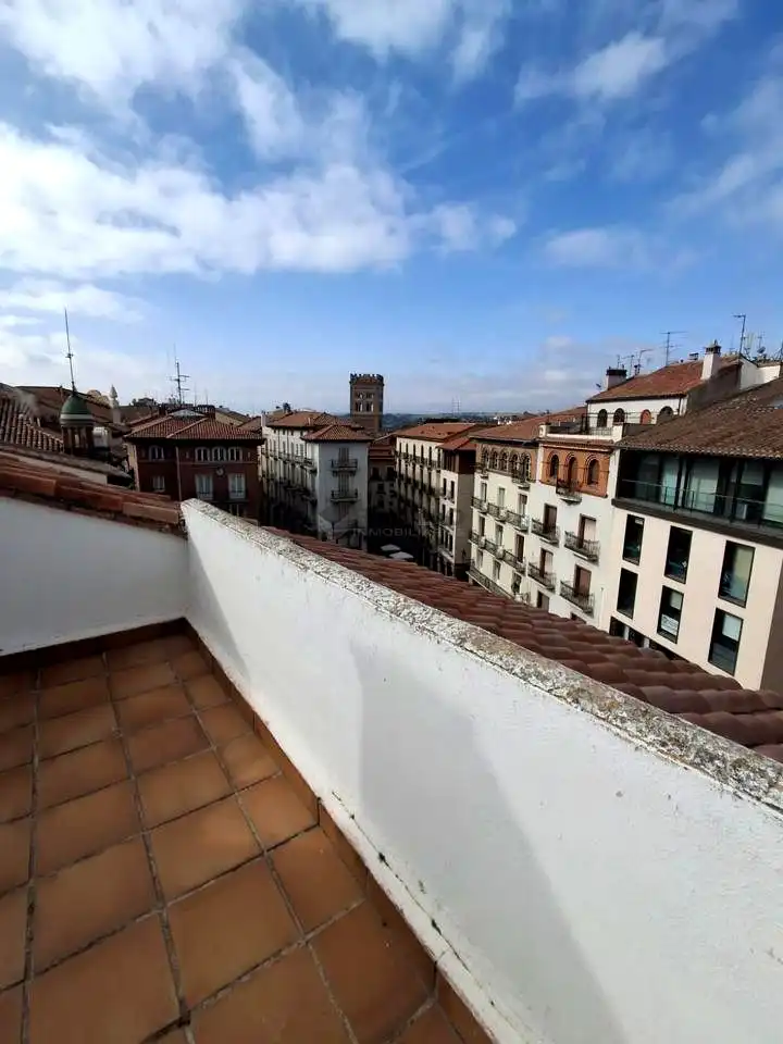 Terraza de Dúplex en venta en Teruel con Calefacción, Terraza y Amueblado