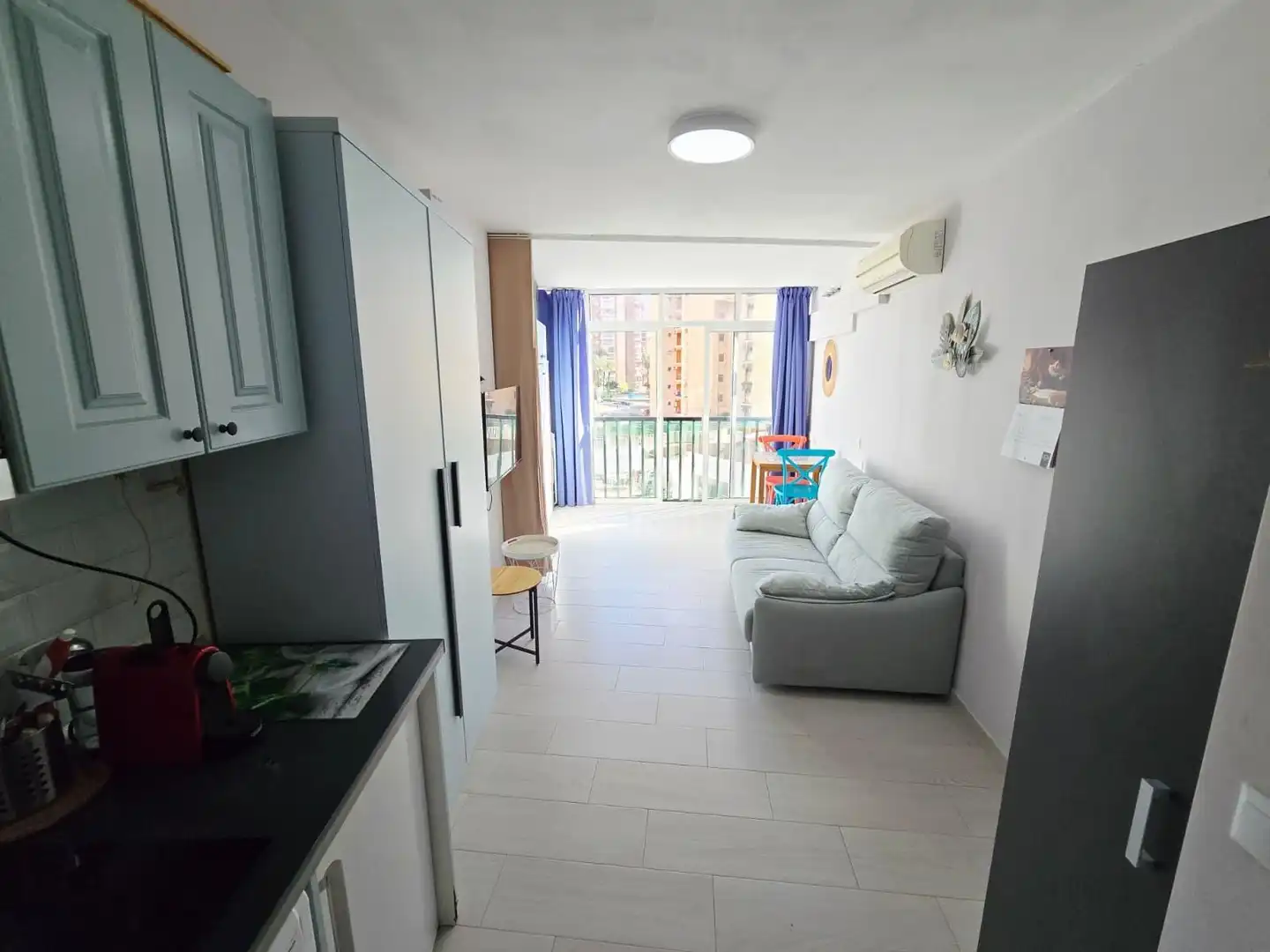 Sala de estar de Estudio en venta en Benidorm con Aire acondicionado, Calefacción y Piscina comunitaria