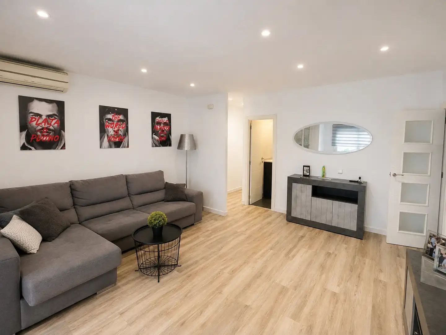 Sala d'estar de Pis en venda en Sant Boi de Llobregat amb Aire condicionat, Parquet i Forn