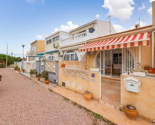 Vista exterior de Casa adosada en venda en Torrevieja amb Terrassa i Moblat