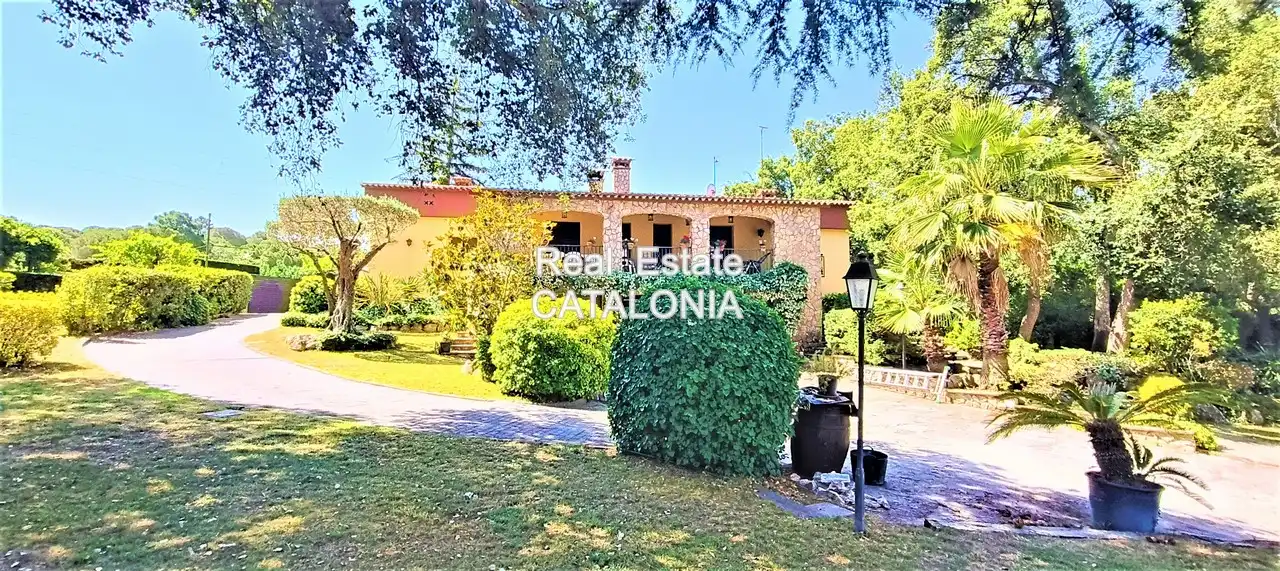 Vista exterior de Casa o xalet en venda en Caldes de Malavella amb Calefacció, Jardí privat i Terrassa