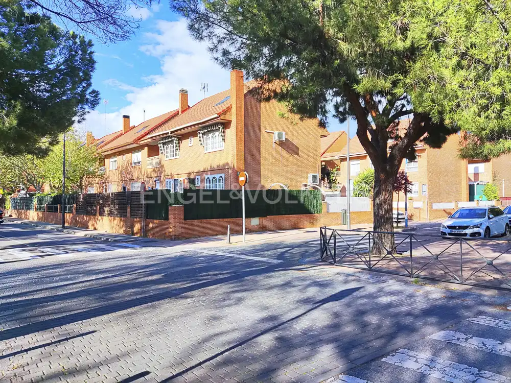 Vista exterior de Casa o xalet en venda en Getafe amb Aire condicionat, Calefacció i Jardí privat