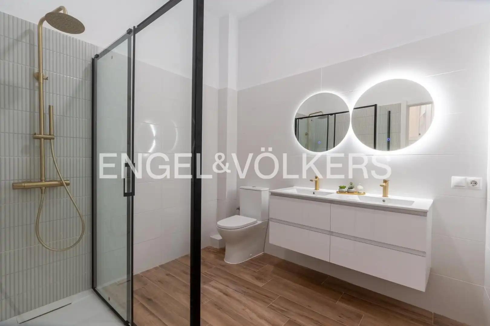 Bathroom of Flat for sale in Sevilla  with Air Conditioner, Heating and Balcony