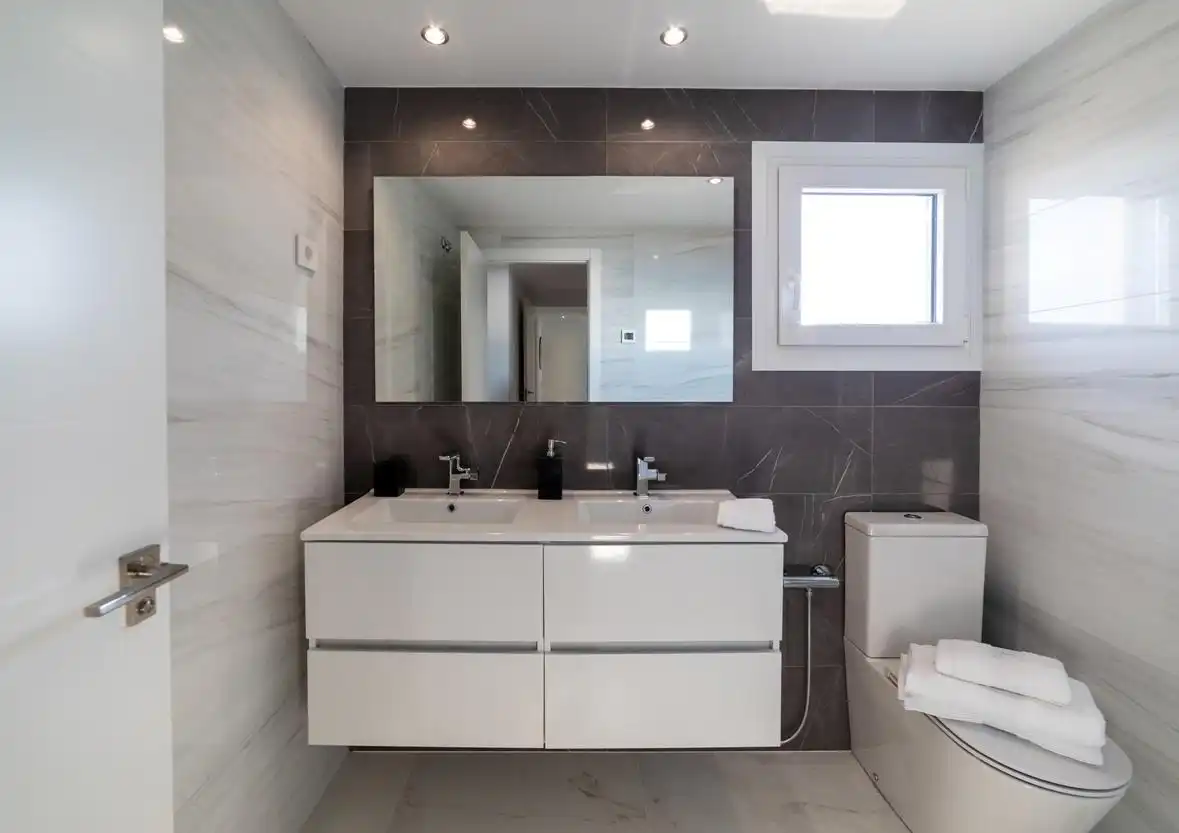 Badezimmer von Wohnungen zur Miete in Torrevieja mit Klimaanlage, Privatgarten und Terrasse
