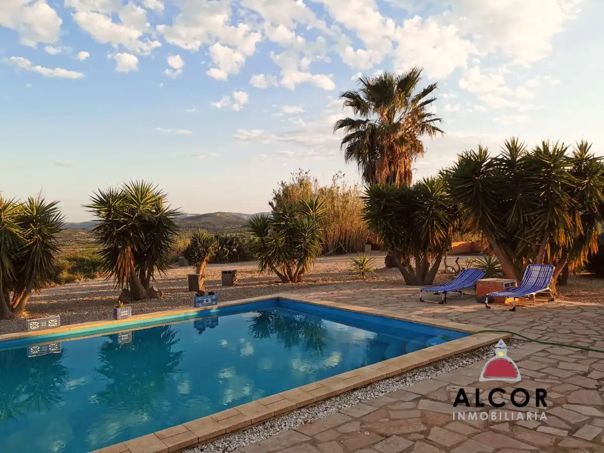 Villa mit Pool zum Verkauf in POLIGONO 10 PARCELA 164