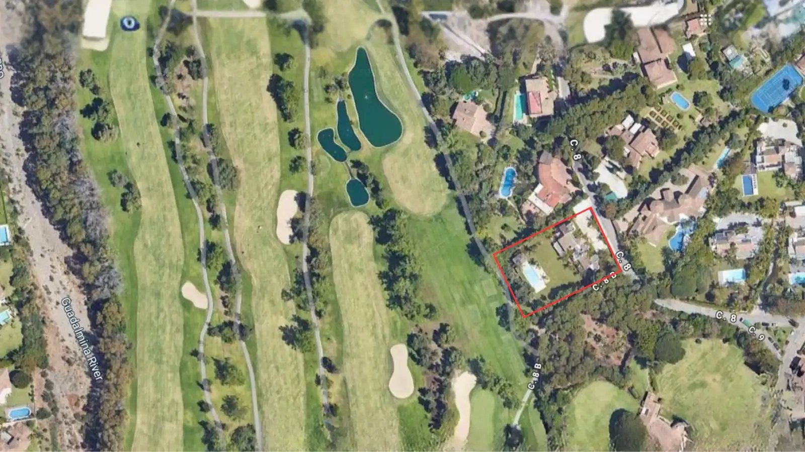 Vista exterior de Casa o xalet en venda en Marbella amb Aire condicionat, Jardí privat i Parquet