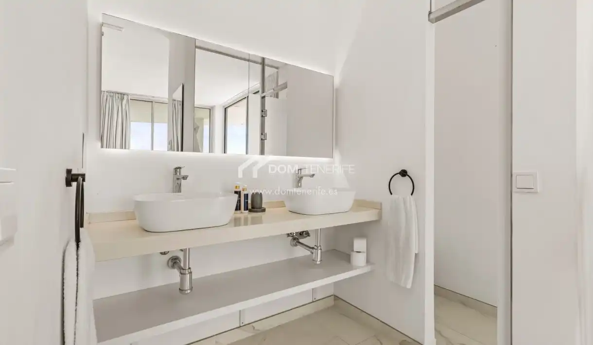 Baño de Piso en venta en Santiago del Teide con Terraza, Trastero y Piscina