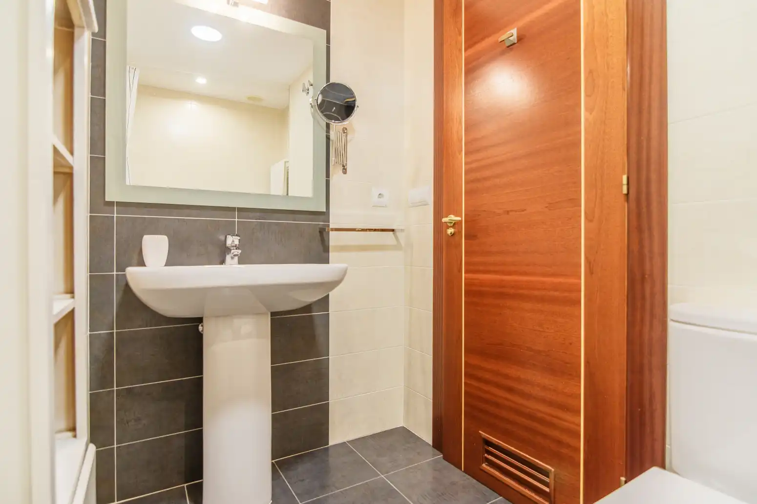 Badezimmer von Wohnung zum Verkauf in Gozón mit Heizung, Privatgarten und Abstellraum