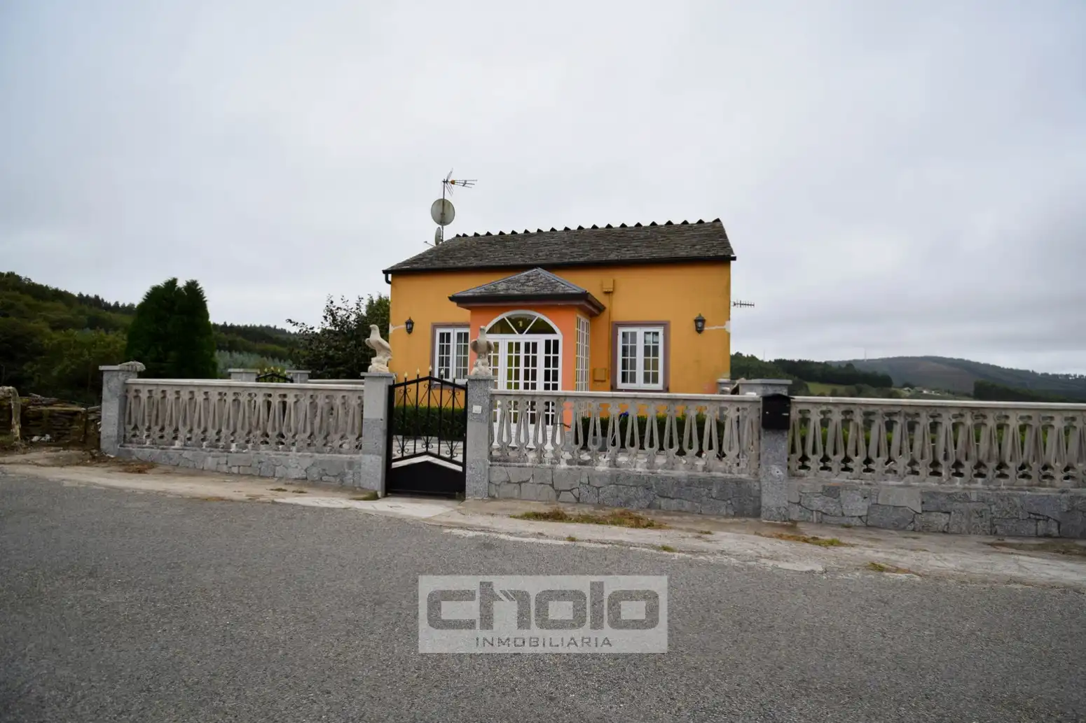 Vista exterior de Casa o xalet en venda en Castroverde amb Calefacció, Parquet i Traster