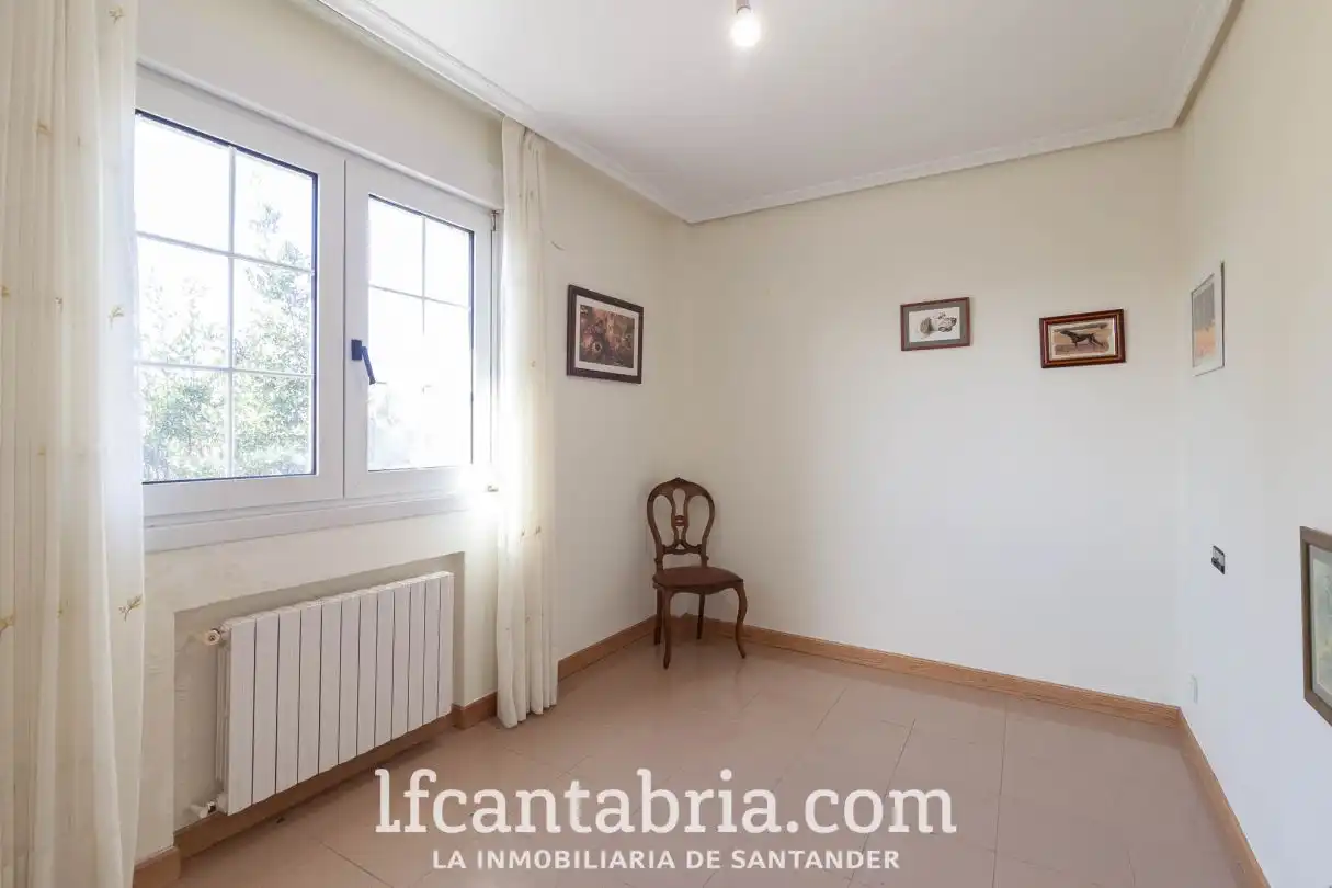 Habitación de Casa o chalet en venta en Santa Cruz de Bezana con Calefacción, Jardín privado y Trastero