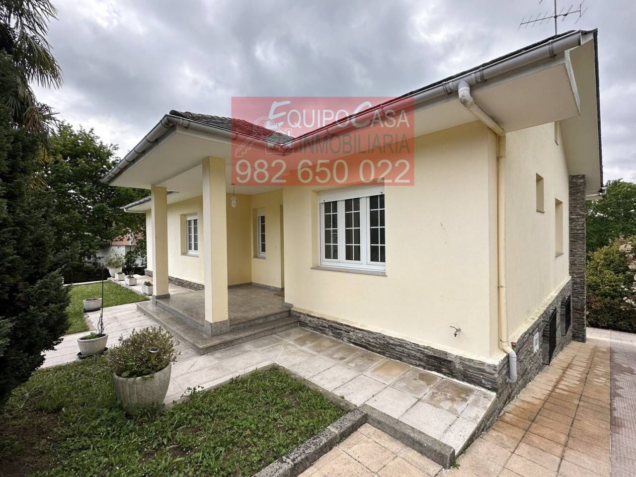 Vista exterior de Casa o xalet en venda en Lugo Capital amb Calefacció, Jardí privat i Parquet