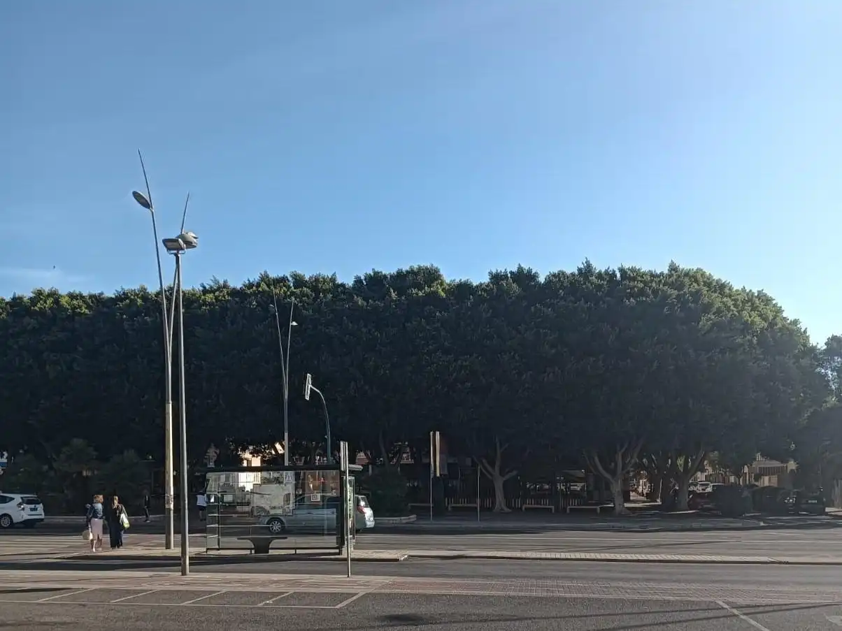 Außenansicht von Wohnung zum Verkauf in Almería mit Terrasse und Balkon