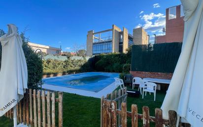 Swimming pool of Single-family semi-detached for sale in  Madrid Capital  with Air Conditioner, Terrace and Balcony