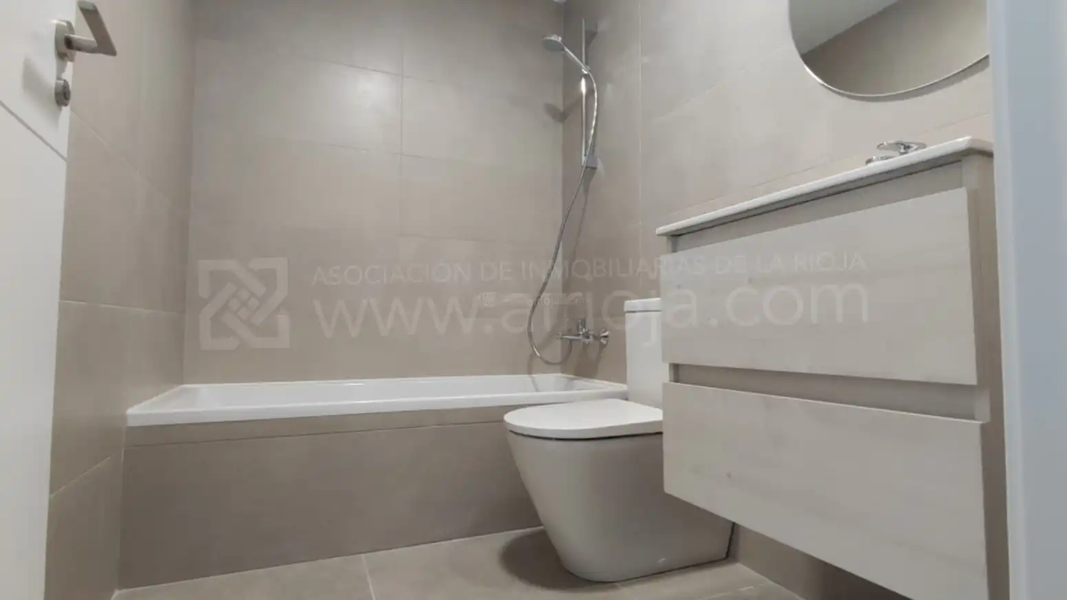 Bathroom of Flat for sale in  Logroño  with Air Conditioner, Heating and Private garden