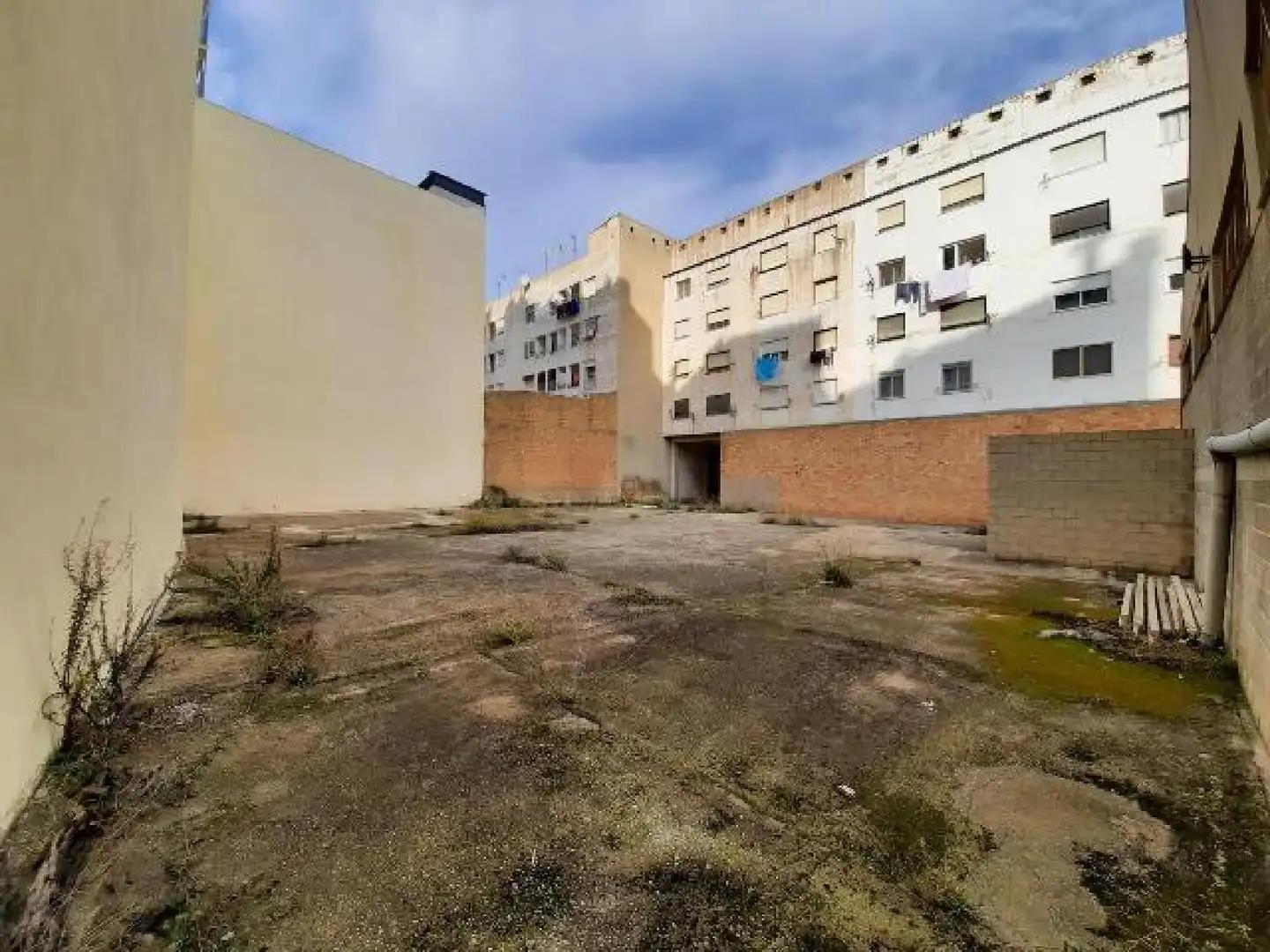 Außenansicht von Fabrikhallen zum Verkauf in Ontinyent