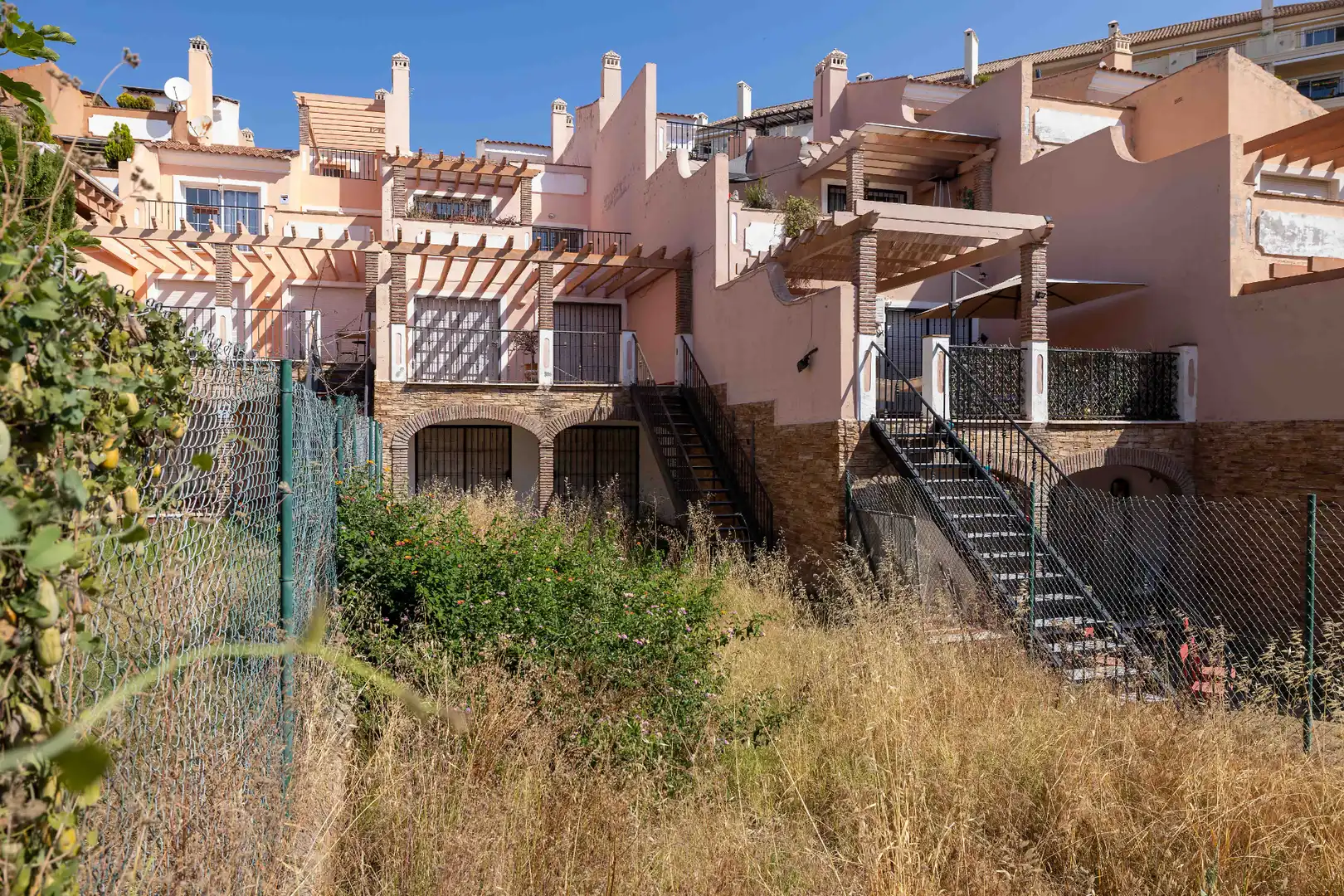 Vista exterior de Casa adosada en venda en Mijas amb Jardí privat, Terrassa i Traster