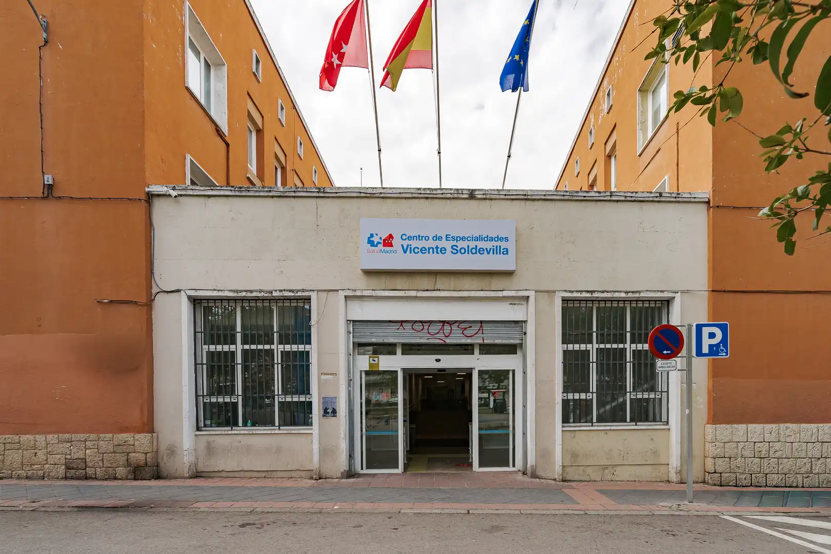 Außenansicht von Wohnung zum Verkauf in Madrid mit Privatgarten, Terrasse und Balkon