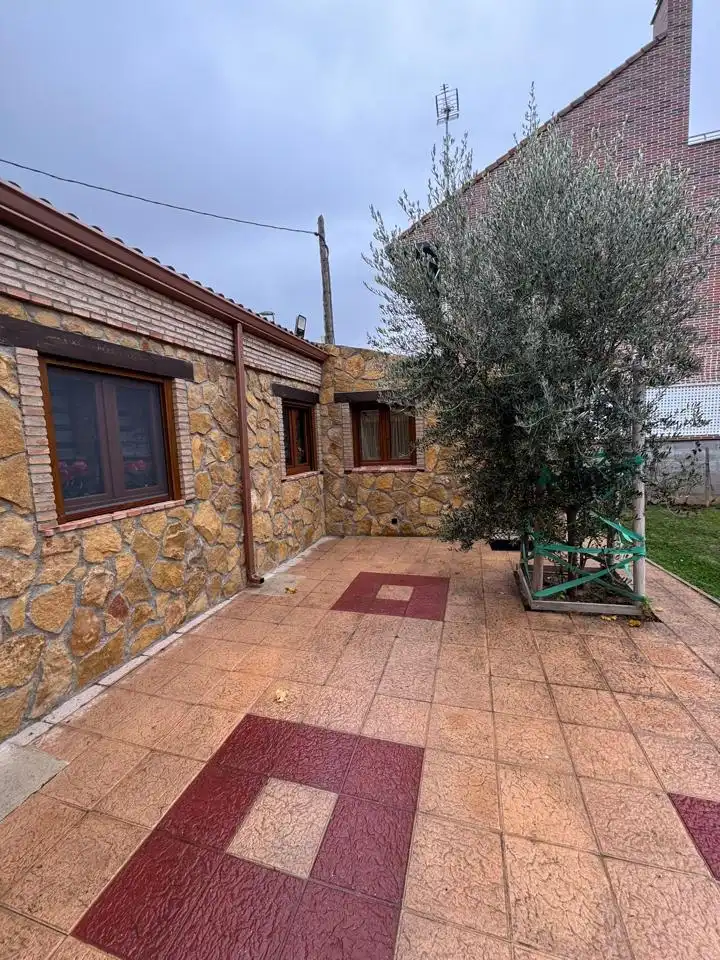 Vista exterior de Casa o xalet en venda en Cadrete amb Aire condicionat, Calefacció i Jardí privat