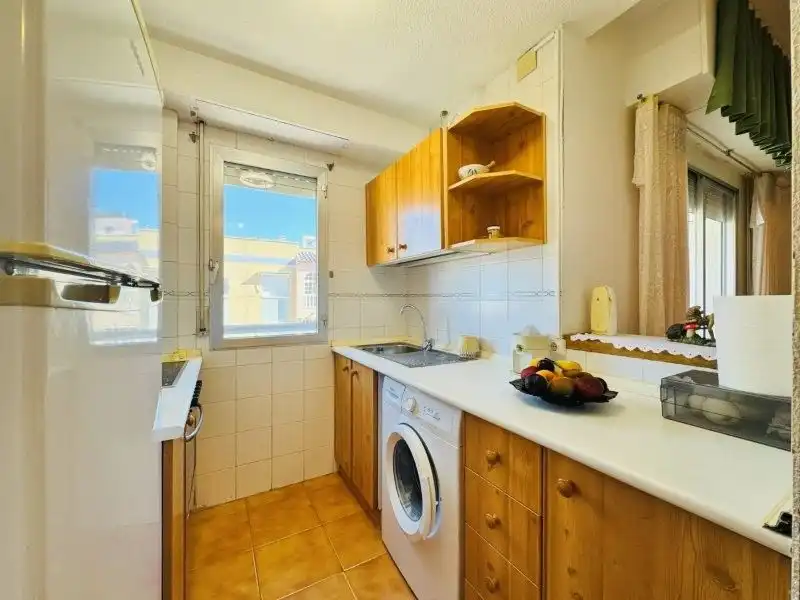 Cuina de Apartament en venda en Torrevieja amb Aire condicionat, Moblat i Piscina comunitària