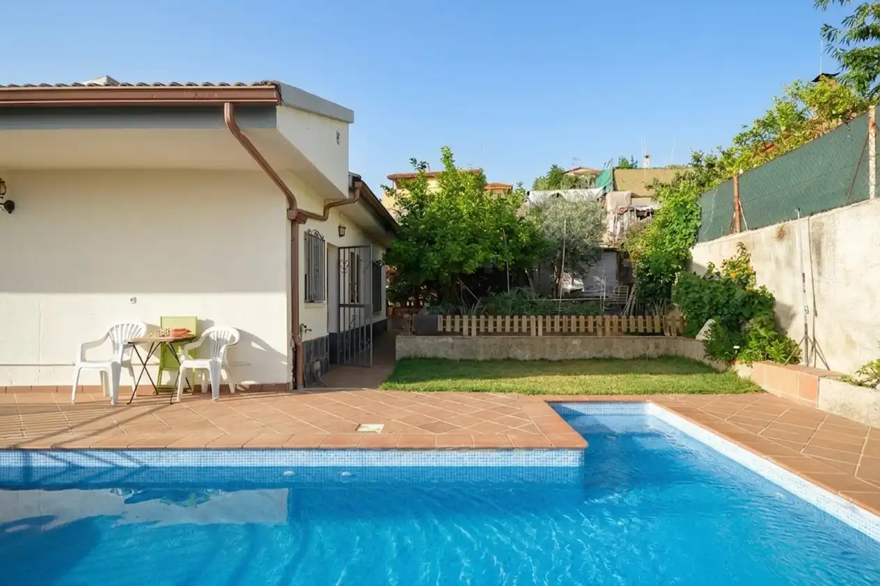 House with pool for sale in Carrer Curt, imagen 4