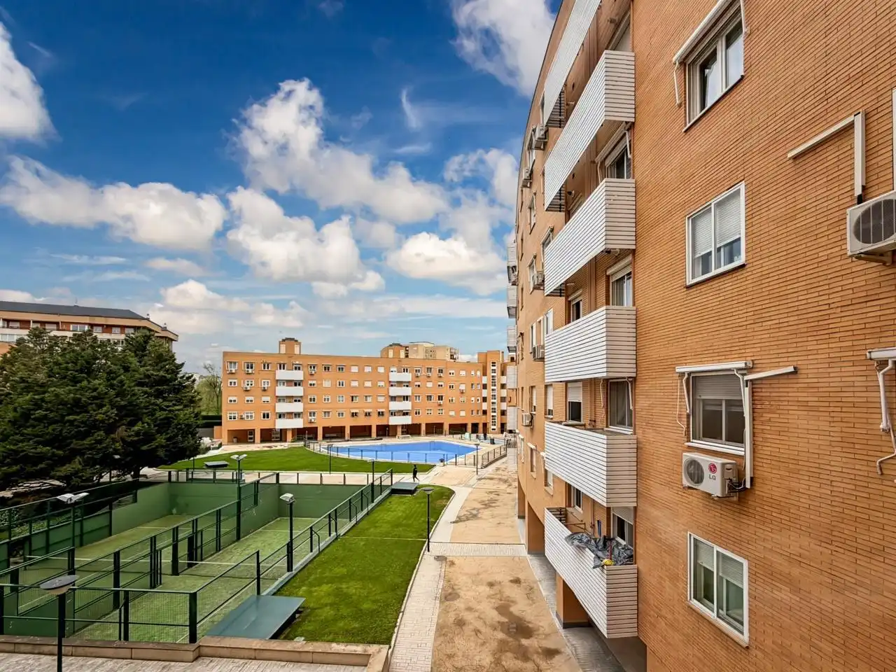 Vista exterior de Piso en venta en Madrid con Aire acondicionado, Calefacción y Piscina comunitaria