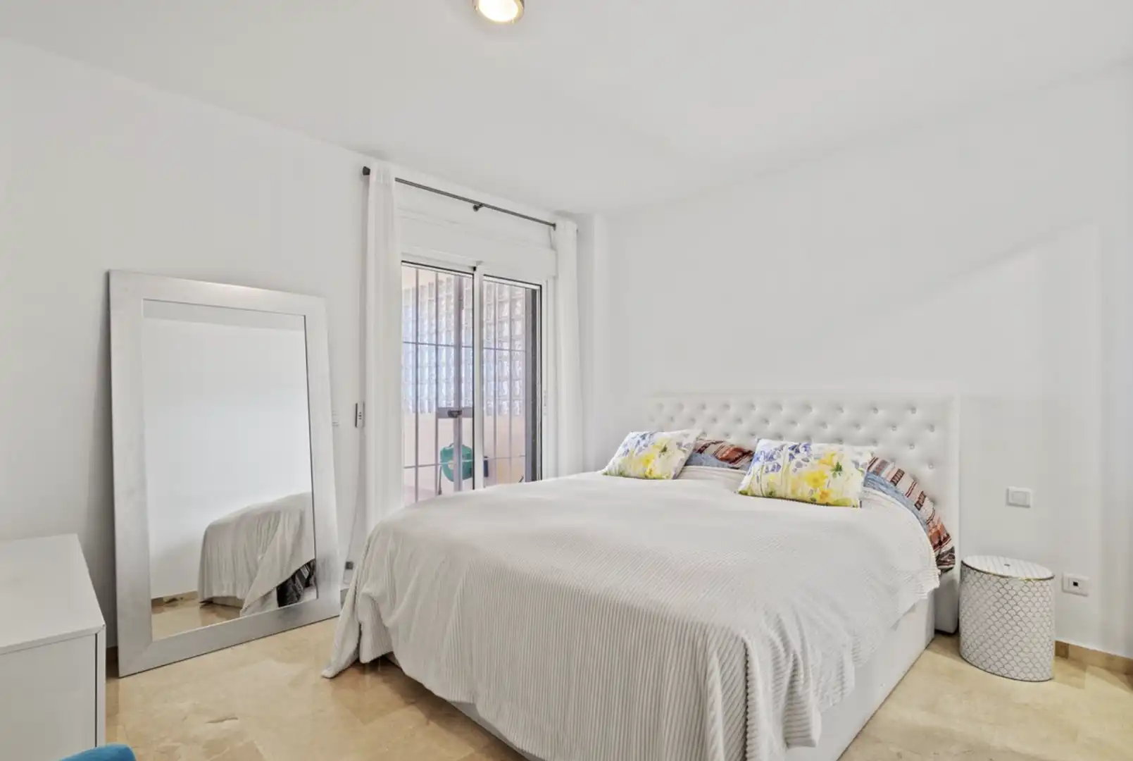 Habitación de Apartamento en venta en Estepona con Aire acondicionado, Calefacción y Terraza