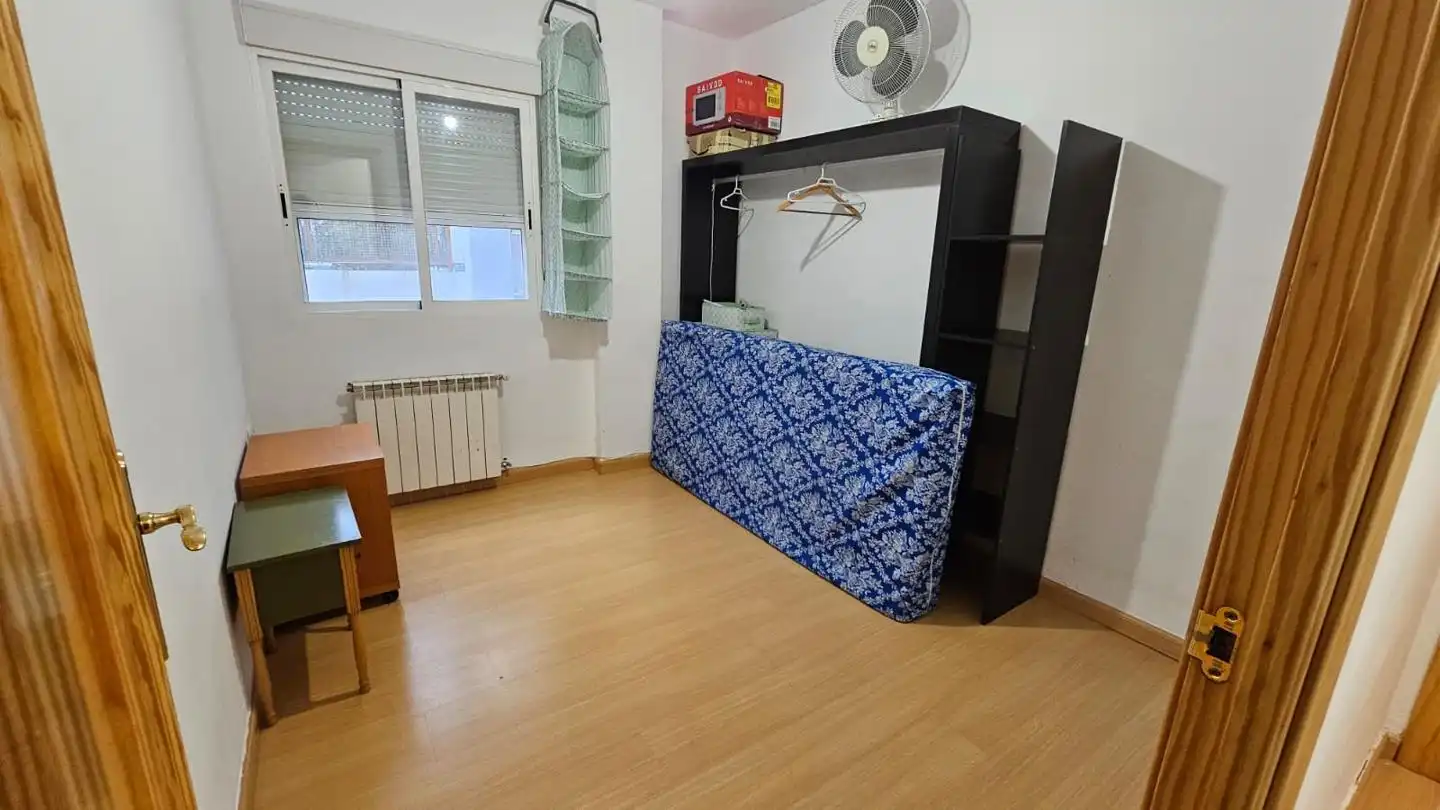 Schlafzimmer von Wohnung zum Verkauf in Granada mit Möbliert