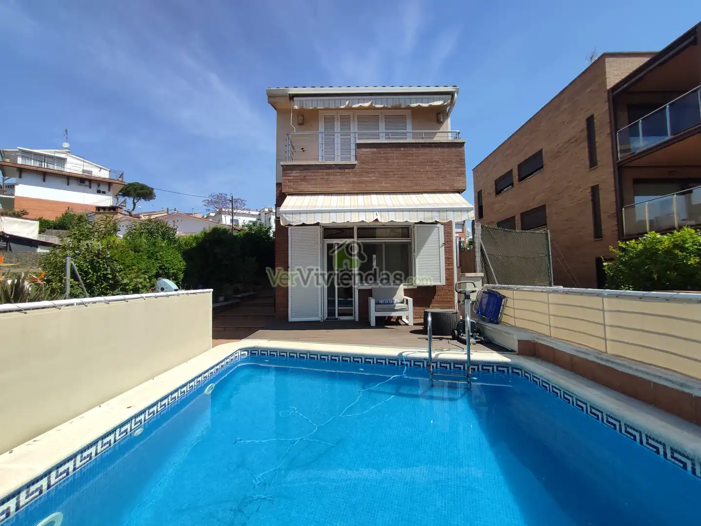 Vista exterior de Casa o xalet en venda en Cerdanyola del Vallès amb Aire condicionat, Calefacció i Jardí privat