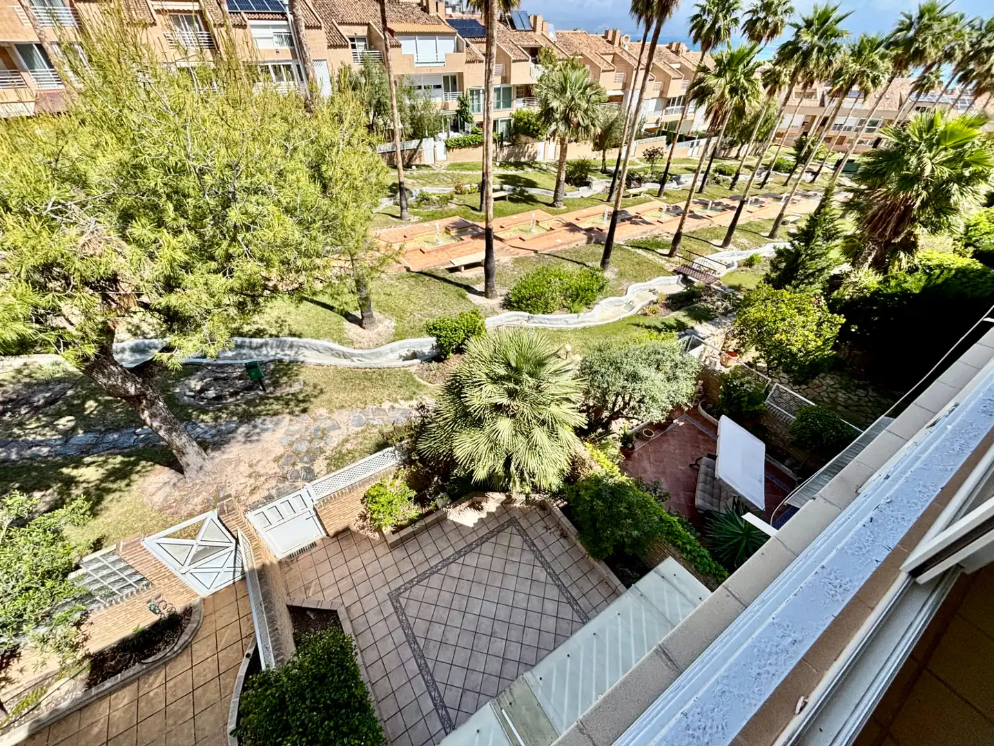 Terrasse von Einfamilien-Reihenhaus zum Verkauf in Alicante / Alacant mit Klimaanlage, Privatgarten und Terrasse