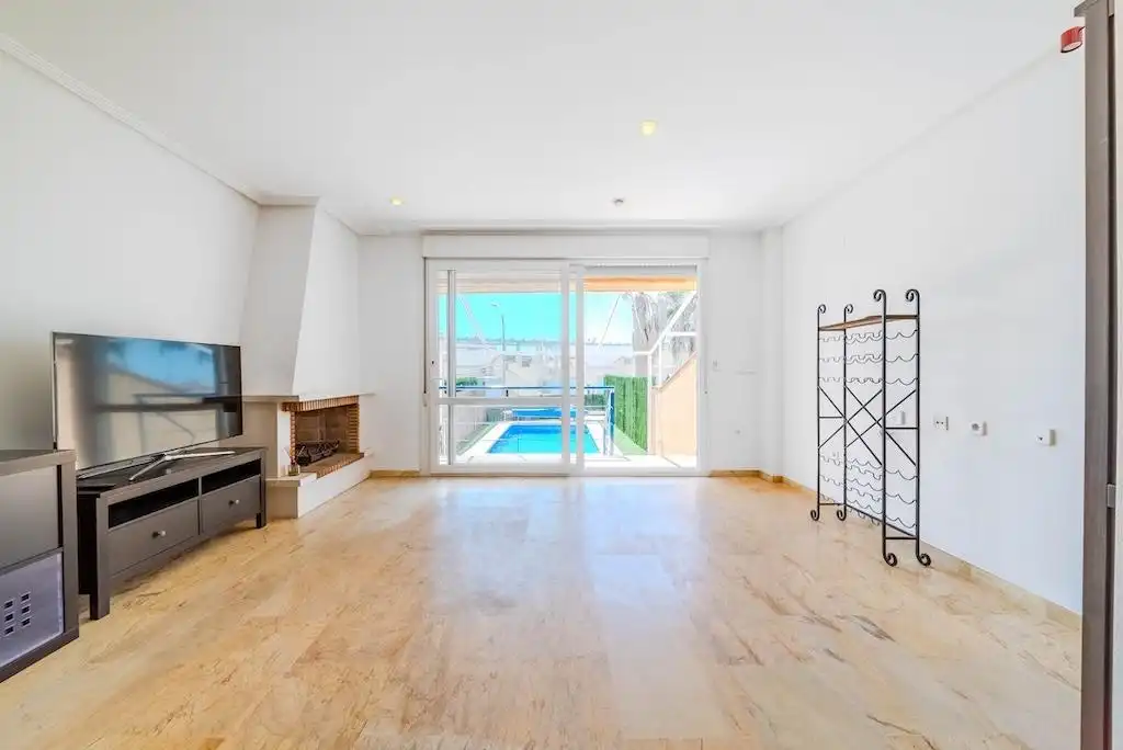 Sala d'estar de Casa adosada en venda en Orihuela amb Aire condicionat, Piscina i Moblat