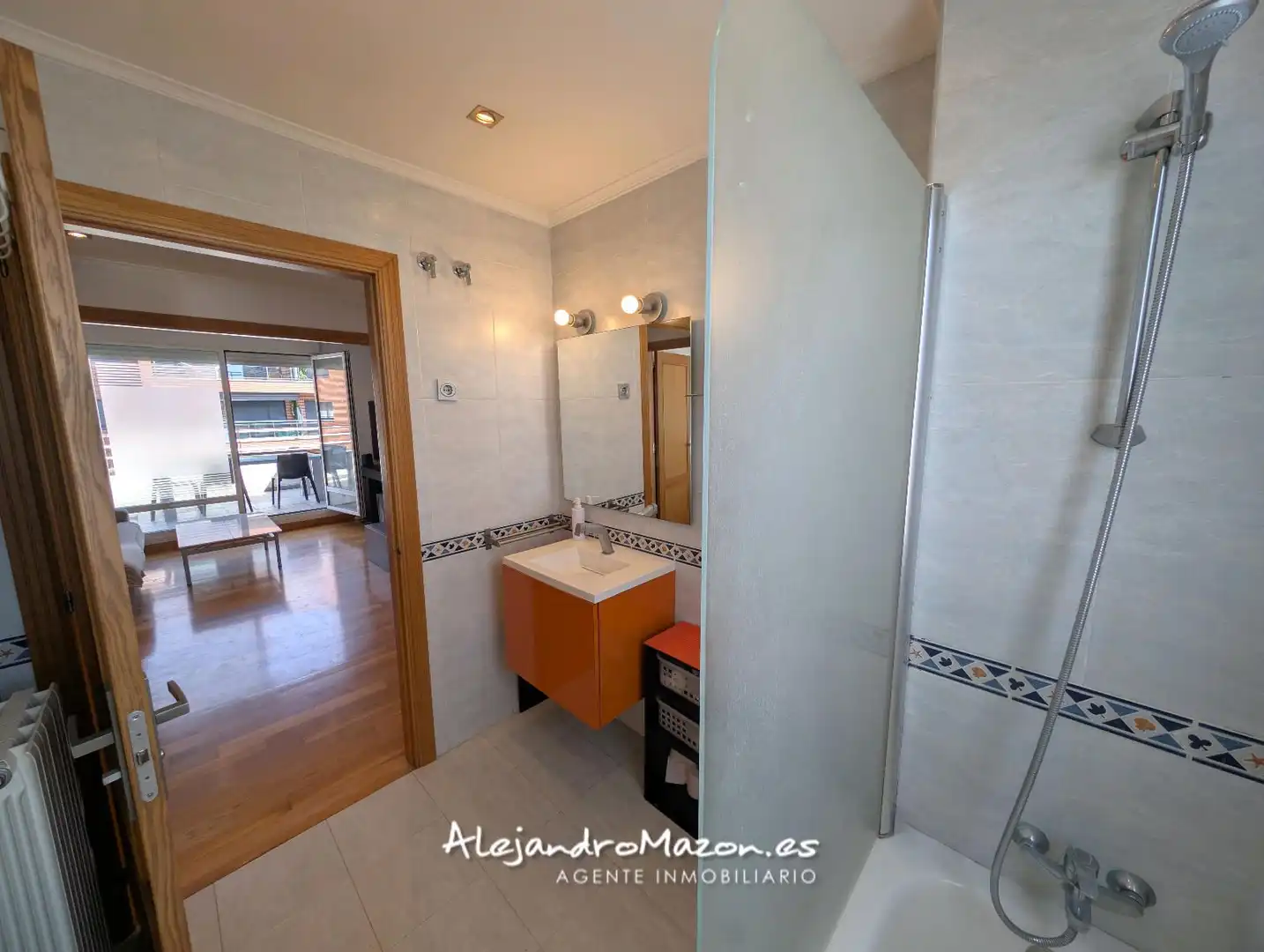 Baño de Ático en venta en Castro-Urdiales con Calefacción, Parquet y Terraza