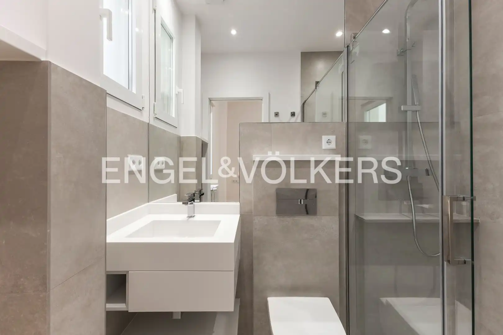 Badezimmer von Wohnung zum Verkauf in Madrid mit Klimaanlage und Heizung